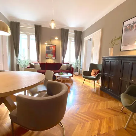 Zentrum Vor Der Tuer Trieste