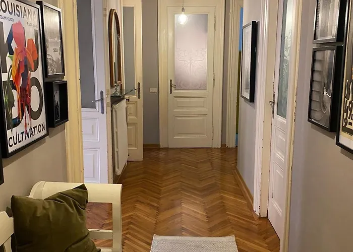 Zentrum Vor Der Tuer * Τεργέστη