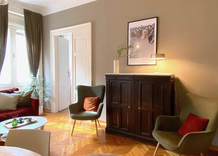 Zentrum Vor Der Tuer Τεργέστη